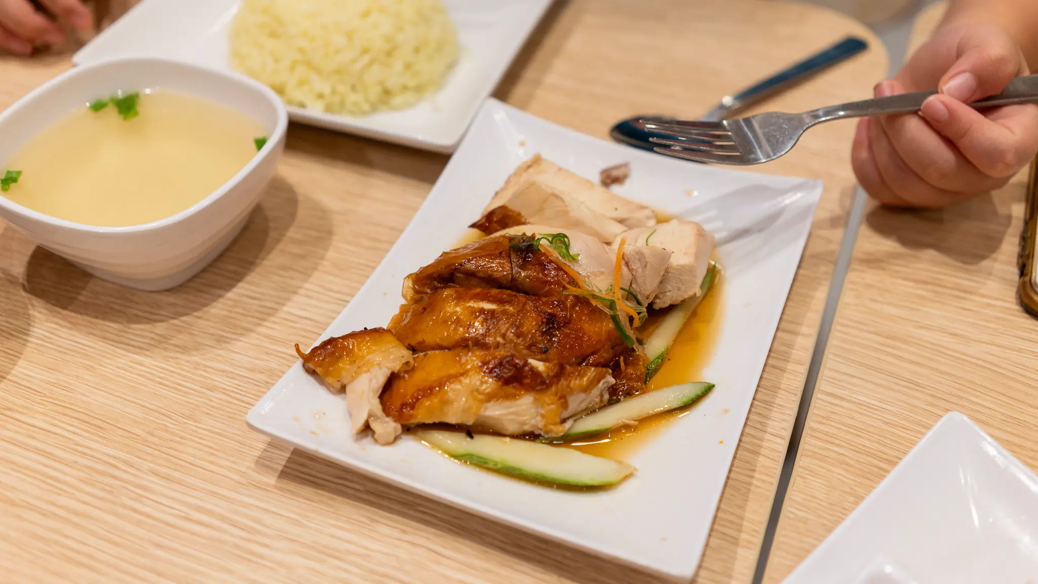 말레이시아 치킨라이스 맛집: 메뉴부터 현지 인기 비결까지 1 말레이시아 치킨라이스란? 하이난의 전통에서 말레이의 거리 음식으로